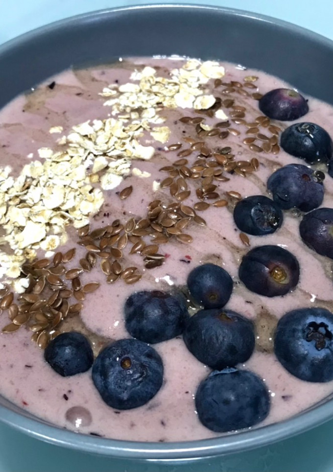 Una foto de Bowl smoothie plátano y arándanos
