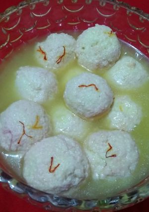 A picture of Kesar kevra Rasgulla.