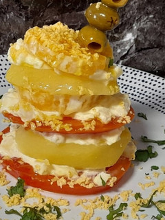 Una foto de Ensalada malagueña en milhojas