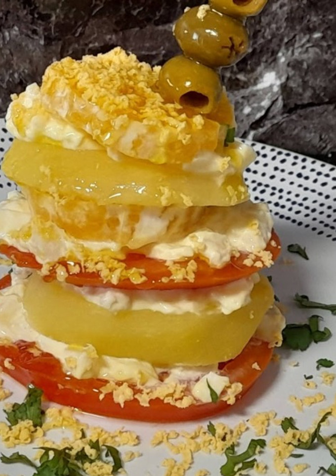 Una foto de Ensalada malagueña en milhojas