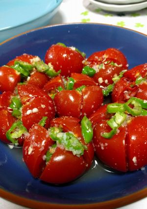 A picture of Instant pickled tomatoes.