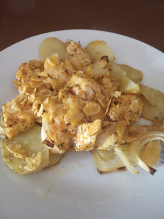 Una foto de Pollo con patatas y cebolla al horno