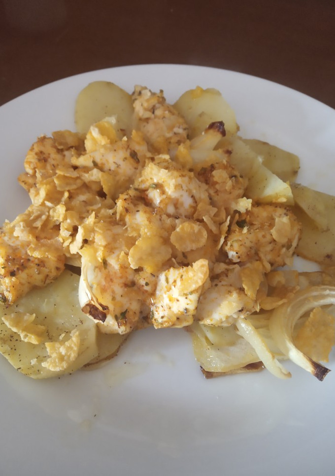 Una foto de Pollo con patatas y cebolla al horno