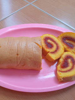 Foto resep Bolu Gulung Strawberry ekonomis hanya 6 telur