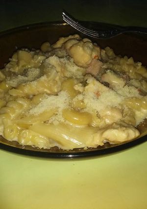 Una foto de Fideos con pollo y jamon a la crema