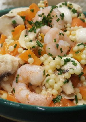 Une photo de Salade aux perles de pâtes et crevettes