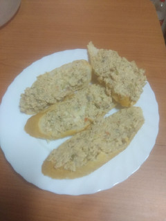 Una foto de Tostas frías de paté de pollo asado y aceitunas