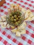 Plato de quesos y aceitunas verdes deshuesadas