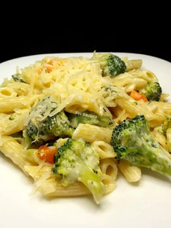 Una foto de Pasta de macarrones con brócoli, calabacín y zanahoria