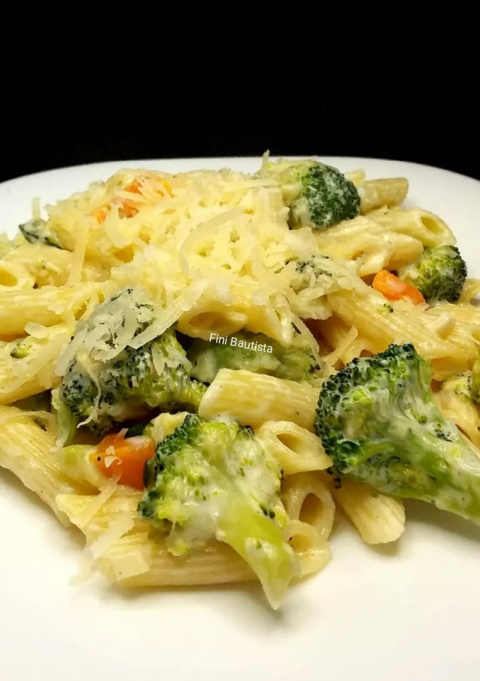 Una foto de Pasta de macarrones con brócoli, calabacín y zanahoria