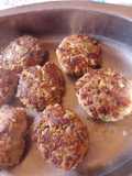 Hamburguesas de carne de cerdo y lentejas con papas casi al horno