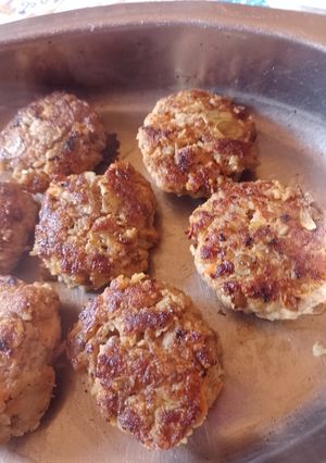 Una foto de Hamburguesas de carne de cerdo y lentejas con papas casi al horno