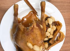 Hình của món Gà hấp bia tỏi.