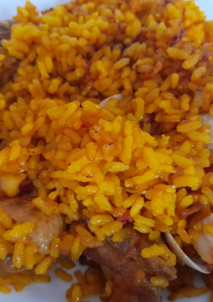 Una foto de Arroz mixto de pollo y marisco