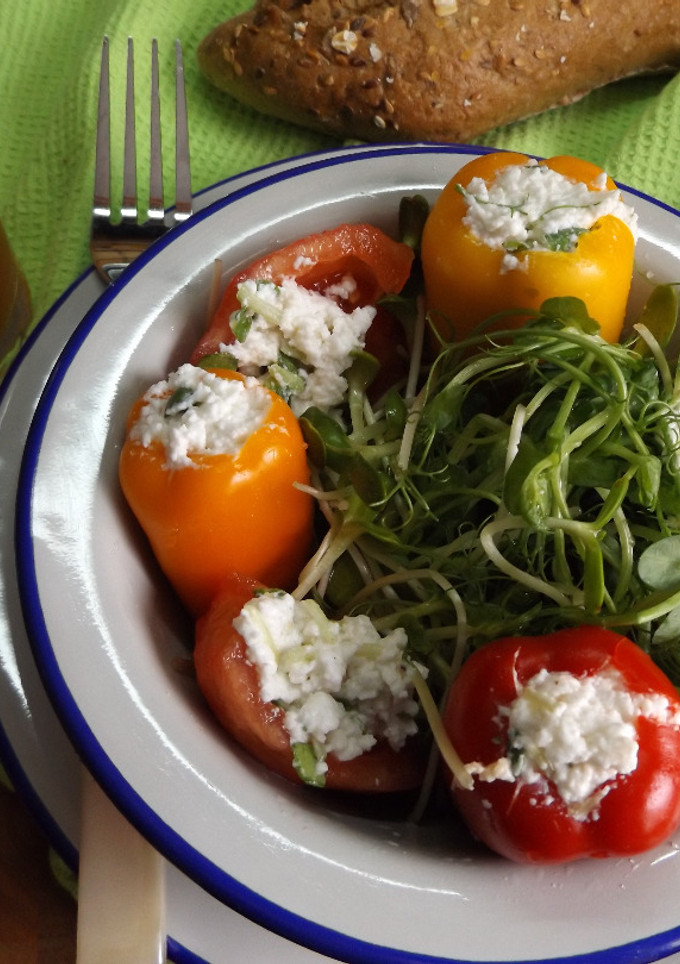 Una foto de Pimientitos rellenos con queso de cabra y brotes de calabaza y de guisantes
