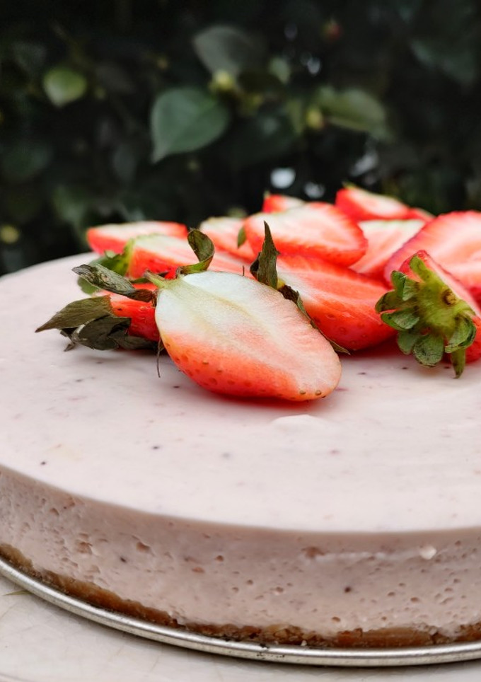 Una foto de Cheesecake de frutillas sin horno 🍓