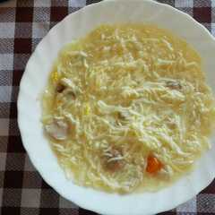 Una foto de Sopa de pollo y jamón