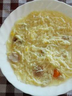 Una foto de Sopa de pollo y jamón
