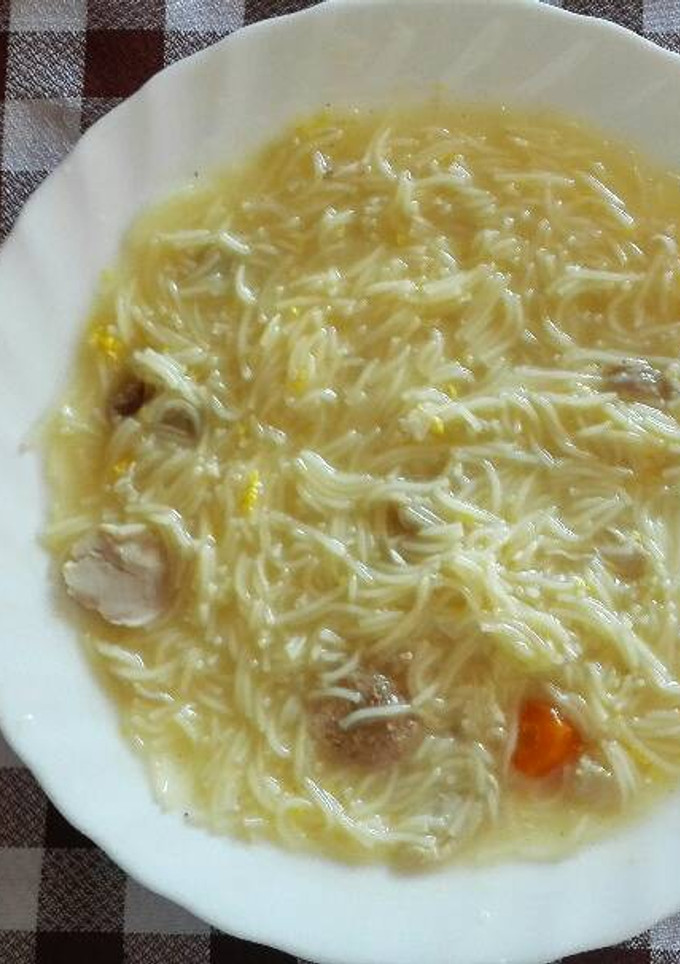 Una foto de Sopa de pollo y jamón