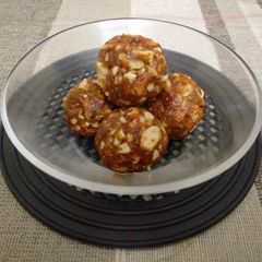 A picture of Sugarless dry fruit laddus.