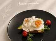 Una foto de tostada huevo poche