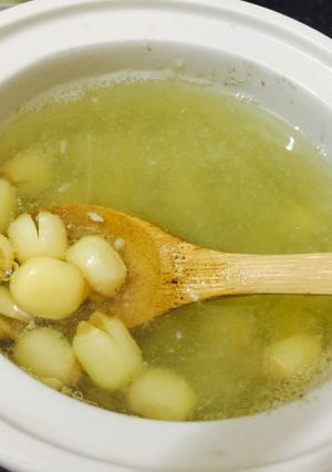 Hình của món Tổ yến hạt sen.