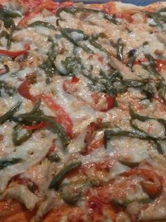 Una foto de Pizza de pollo con pimientos