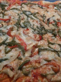 Una foto de Pizza de pollo con pimientos