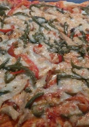 Una foto de Pizza de pollo con pimientos