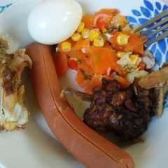 Una foto de Ensalada de coliflor con zanahoria hervida, pollo y salchicha