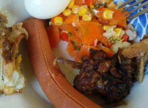 Una foto de Ensalada de coliflor con zanahoria hervida, pollo y salchicha