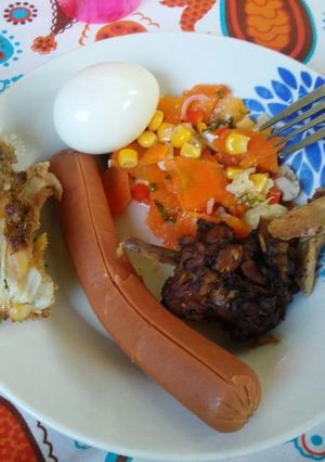 Una foto de Ensalada de coliflor con zanahoria hervida, pollo y salchicha