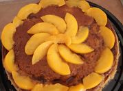Una foto de pastel de chocolate con harina preparada