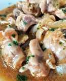 Mollejas encebolladas al vino con salsa mery