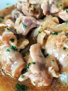 Una foto de Mollejas encebolladas al vino con salsa mery