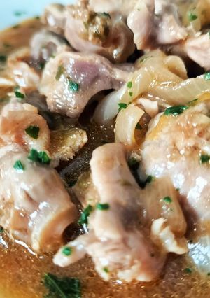Una foto de Mollejas encebolladas al vino con salsa mery