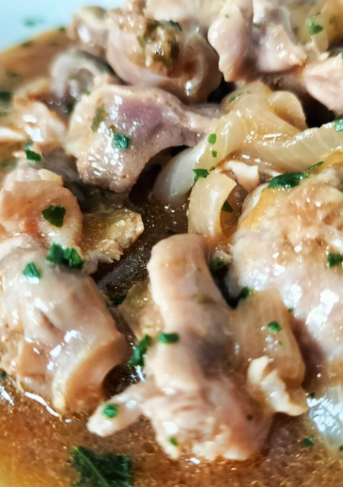 Una foto de Mollejas encebolladas al vino con salsa mery