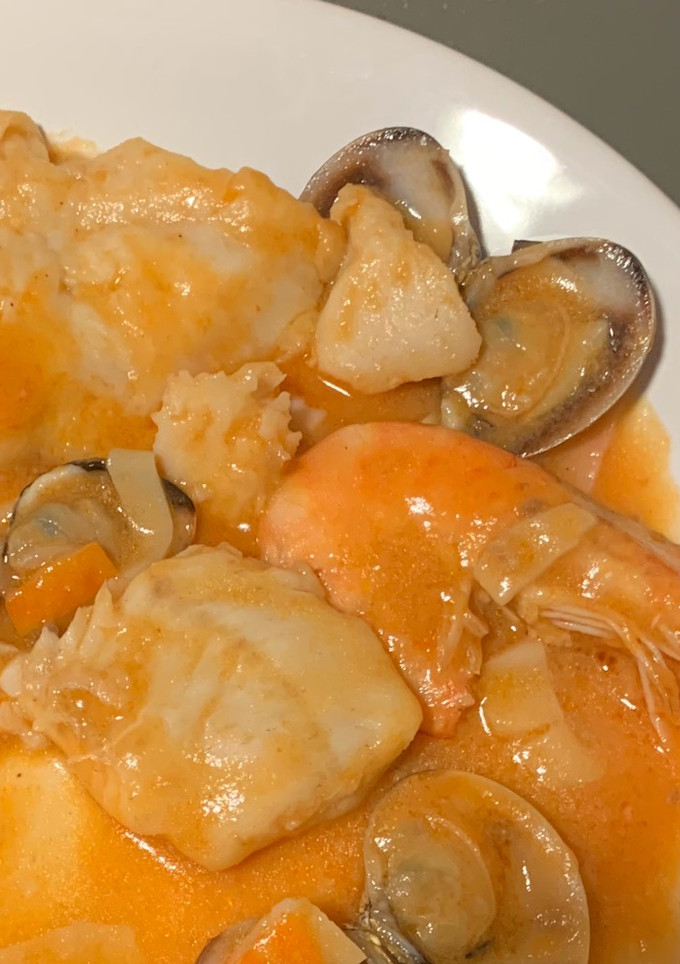 Una foto de Merluza con langostinos y almejas