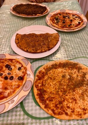 صورة لوصفة بيتزا ومعجنات منوعه بعجينه واحدة