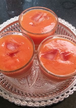 A picture of Papaya and orange juice.