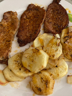 Una foto de Cinta de lomo de cerdo en adobo al horno con papas panaderas