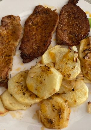 Una foto de Cinta de lomo de cerdo en adobo al horno con papas panaderas