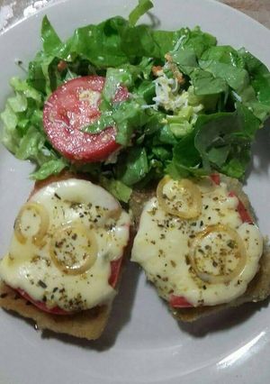 Una foto de Milas de soja a la napolitana con ensalada amarga
