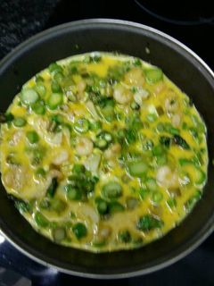 Una foto de Tortilla de espárragos trigueros gambas y ajos