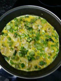 Una foto de Tortilla de espárragos trigueros gambas y ajos