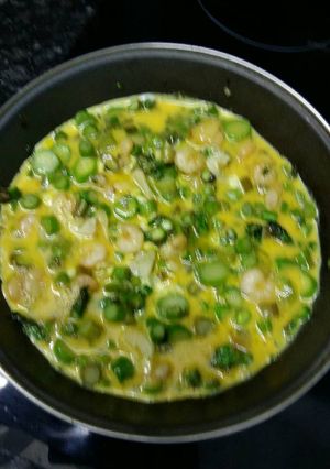 Foto principal de Tortilla de espárragos trigueros gambas y ajos