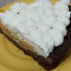 A picture of Tarta de súper chocolatosa rellena de durazno y crema chantilly súper express!!.