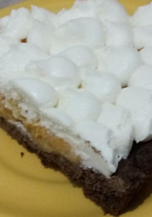 Una foto de Tarta de súper chocolatosa rellena de durazno y crema chantilly súper express!!