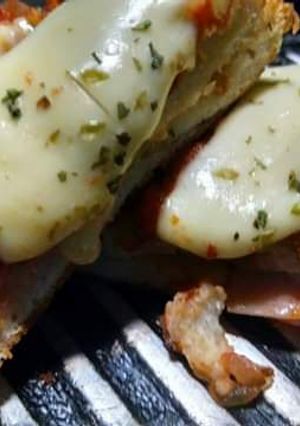 Una foto de Pizza Frita Rellena con J y Que!!!