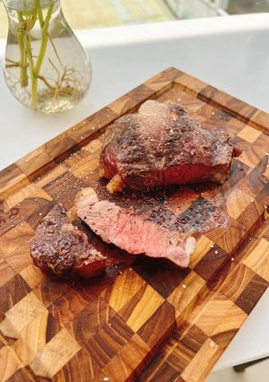 Hình của món Beefsteak (bít tết) bơ tỏi.